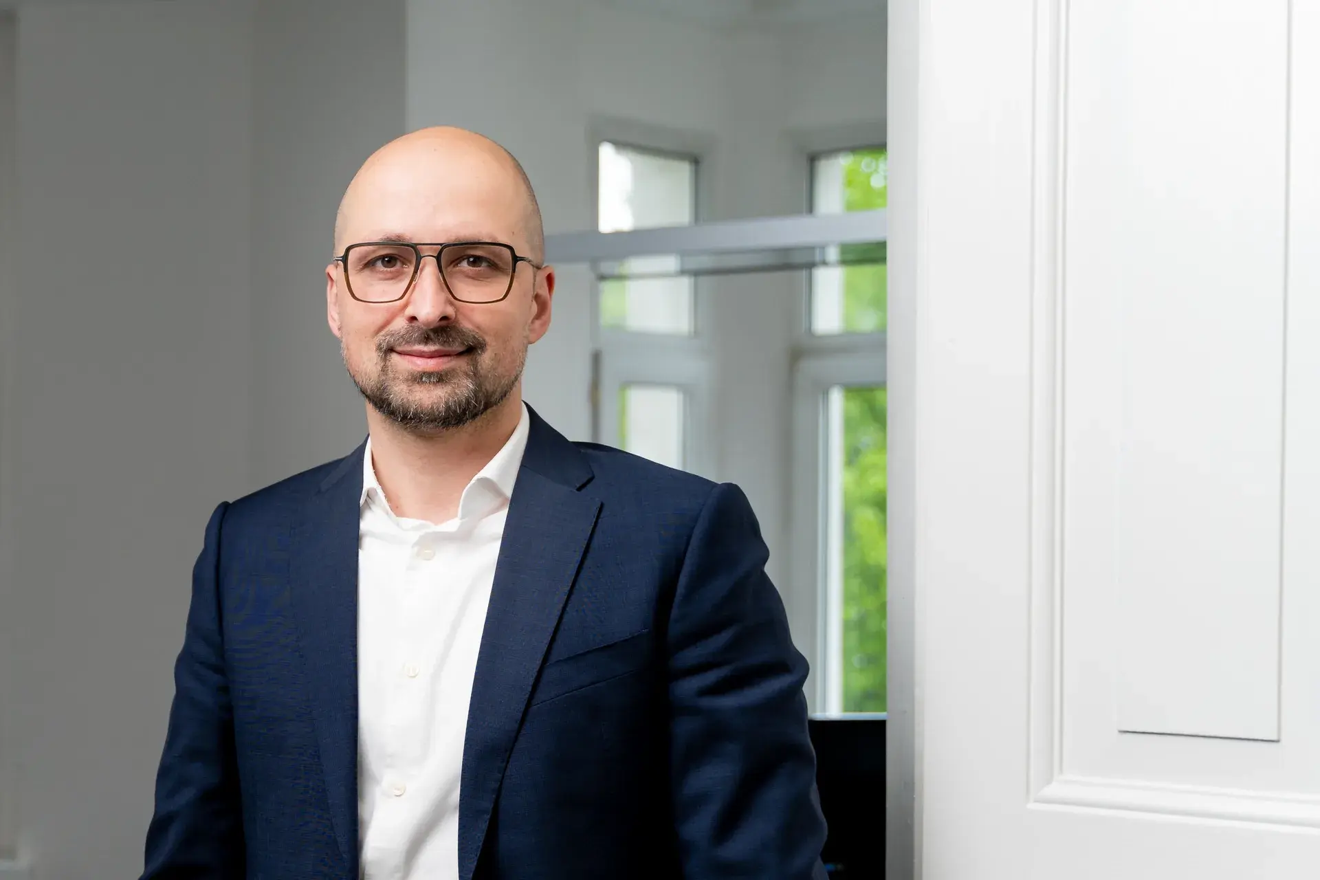 Akin Mec — Schwarz-Weiß-Portrait